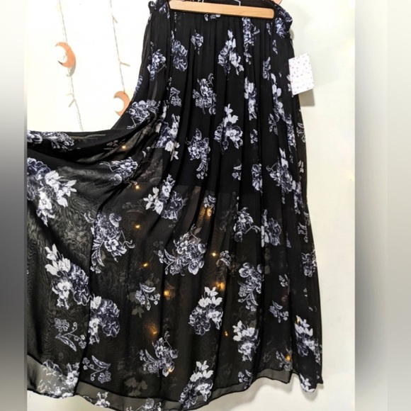 Free people Lydia skirt. Black and white floral with black solid under skirt. - Picture 7 of 10